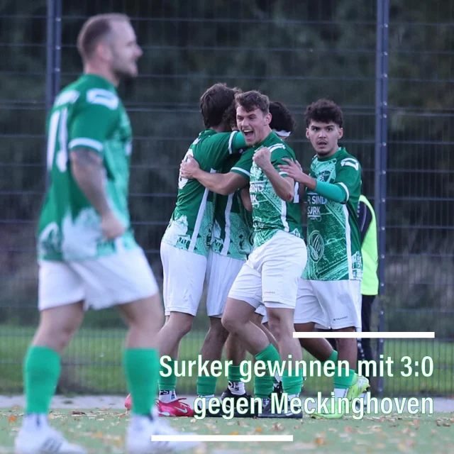 #meisterschaft #senioren #heimspiele #lülfstrasse #zusammenhalt 

Mit stehenden Ovationen wurden unsere Jungs heute von unseren treuesten Fans verabschiedet 💚🤍👏👏👏

Von wegen negative Überraschung - diese Mannschaft gehört völlig zurecht zu den Topteams der Kreisliga A. 🔥 Unsere Jungs gewannen heute eindrucksvoll mit 3:0 (0:0) gegen den direkten Konkurrenten @swmeckinghoven und behaupten sich somit in der Spitzengruppe 💪

Nach torloser erster Hälfte schlugen unsere Jungs wieder einmal kurz nach der Pause zu - diesmal traf @erik.rottmann sehenswert zum 1:0 ins lange Ecke ⚽️ 

In der Folge hatten unsere Jungs gute Chancen auf das 2:0, doch die Gäste blieben im Spiel und gute 15 Min vor dem Ende half der Pfosten dann den Ausgleich zu verhindern 😥

Und dann war es @noahtlkmp der nur wenige Min später mit dem 2:0 die Vorentscheidung besorgte 💪 In der letzten Minute schloss Luis einen blitzsauberen Konter zum 3:0-Endstand ab 👏👏 Damit verkürzten unsere Jungs den Rückstand auf Spitzenreiter @teutoniasuswaltrop auf einen Punkt 😳 genau dorthin gehts für unsere Jungs nächste Woche 🙋‍♂️

Eine bittere 3:7 (1:4)-Niederlage kassierte unsere Zweite gegen die Reserve der @spvgg.erkenschwick . Die Gäste gingen früh in Führung, kassierten aber auch schon früh einen Platzverweis wegen einer Notbremse. Trotzdem gelang den Gästen nach 25 Min das 0:2, ehe @max.eggermann fünf Min vor der Pause das 1:2 erzielte ⚽️ Doch die Gäste blieben eiskalt und erzielten noch bis zur Pause das 1:4. 🤨

Und auch nach der Pause hatten die Gäste den besseren Start ehe Enis und Marcel auf 3:5 verkürzten 👍 Doch mit dem 3:6 zehn Min vor dem Ende war die Partie endgültig entschieden, in der NSZ gab es sogar noch das 3:7 😟

Unsere Dritte verlor durch einen Doppelschlag nach gut 25 Min mit 0:2 (0:2) bei der SG Hillen II. 😔

#wirsindsurk #zusammenhalt #teamgeist