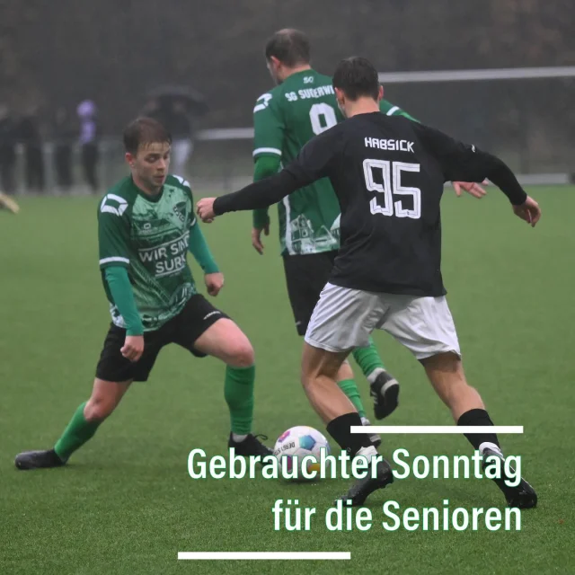 #meisterschaft #senioren #heimspiele #abhaken

Das war wohl gestern der mit Abstand ungemütlichste Sonntag der Hinrunde 💦🍁☹️ Neben dem absolut bescheidenen Wetter welches sämtliche Mängel an unserem Kunstrasen schonungslos offenlegte, liefen auch die Spiele alles andere als erwärmend 😳

Wenigstens unser Platzkassierer und unsere Helfer blieben einigermaßen trocken, der Rest ging klatschnass und aus Surker Sicht bedient nach Hause! 🤔

Dabei fing es eigentlich gut an, schon nach zwei Min ging unsere Zweite gegen @gwe_1926 durch Nico mit 1:0 ⚽️ in Führung - doch es sollte bereits das letzte Tor für die Surker an diesem Nachmittag bleiben 🙉

Unsere Zweite verteidigte im Anschluss aufopferungsvoll und Christian zeigte eine richtig starke Leistung im Tor 💪 Doch nach 70 Min war auch er machtlos, als GW zum sehenswerten Ausgleich traf. Und dann gelang den Gästen in der 93. Minute sogar noch das 1:2, als ein Angreifer den Ball vom Pfosten abstaubte 😔

Im Anschluss erwischte unsere Erste gegen @swroellinghausen1923ev eigentlich einen guten Start, aber nach 10 Min wurden die Gäste immer stärker und schlugen vor dem Tor eiskalt zu ☹️ Als die Surker einen Elfmeter forderten, schlugen die Gäste nur Sekunden später erneut zu - 0:2. Und nur zehn Min später eine ähnliche Szene, mit mehr Cleverness hätte es sicherlich ein Foulspiel gegeben, so aber gab es den nächsten Konter und Rölle erhöhte auf 0:3 😳 

Und in der Nachspielzeit erhöhten die Gäste sogar auf 0:4. Spätestens mit dem ersten Platzverweis nach einer Stunde war die Messe endgültig gelesen, am Ende hieß es gar 0:5 🙈

Trotzdem blicken wir auf eine hervorragende Hinrunde zurück und stehen auf einem starken 3. Platz 💪👏

Ohne Chance war im letzten Spiel leider unsere Dritte gegen den Tabellenzweiten Röllinghausen II. Die Gäste führten bereits zur Pause mit 0:6, dennoch gaben sich unsere Jungs nicht auf und hielten weiter dagegen - am Ende stand aber ein 0:8 für die Gäste 😔

Alles in allem ein gebrauchter Sonntag - aber jetzt heißt es Krone richten und weiter geht’s 💚🤍💪

#wirsindsurk #zusammenhalt #teamgeist