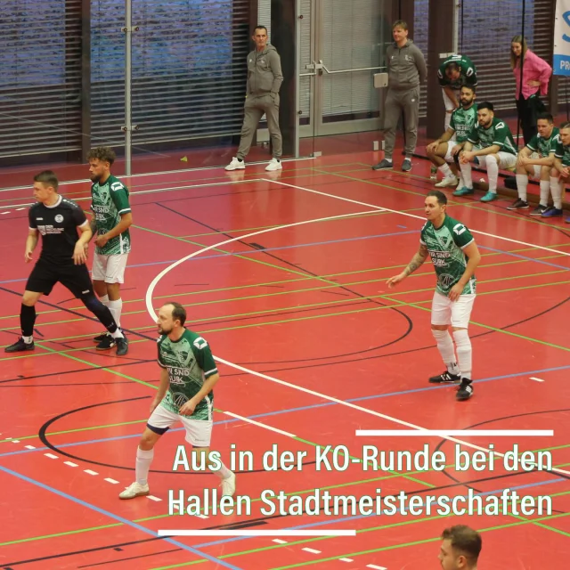 #halle #STM #re #vestarena #korunde

Am Wochenende waren alle drei Seniorenteams in der Halle bei den STM aktiv. Für ein Platz auf dem Treppchen hat es am Ende leider nicht gereicht 🥹

Unsere Erste erwischte einen Fehlstart und ließ sich vom C-Ligisten SG Hillen auskontern - 2:4 🤔 Durch einen 13:0-Kantersieg gegen überforderte Preußen stand das Weiterkommen schon vor dem letzten Spiel gegen @sf_stuckenbusch fest. Mit einem Sieg hätte es sogar noch zum Gruppensieg gereicht, doch durch das 1:1 kamen unsere Jungs als Dritter weiter.

Im Viertelfinale ging es damit gegen @swroellinghausen1923ev und diese gingen auch schnell durch ein Phantom-Tor in Führung, doch @buny67_ sorgte für den verdienten 1:1-Ausgleich. Eine Minute vor dem Ende ging Rölle aber erneut in Führung und brachte das 2:1 über die Zeit 🙈

Unser Nachbar schaffte es dann auch bis ins Finale, unterlag dort aber deutlich mit 0:5 gegen den @fc96recklinghausen. 

Heute waren dann unsere Zweite & Dritte am Ball und erreichten ebenfalls die KO-Runde 👍 

Unsere Dritte zeigte dabei eine bärenstarke Vorrunde und gewann alle drei Vorrundenspiele (4:1 @genclikspor_re1994 , 1:0 @etg_fussballabteilung III & 4:1 FC 96 Re). 💪

Auch die Zweite löste durch ein 5:1 über Stuckenbusch schon im ersten Spiel das Ticket für die Zwischenrunde, ein 0:2 gegen @svhochlar28_zweite bedeutete Platz 2.

Im Viertelfinale unterlag die Dritte dann leider knapp gegen den @sv_hochlar_3 auch wenn @dennycontento zwei Min vor dem Ende noch sehenswert zum 1:1 ausglich - am Ende hieß es 1:3.

Unsere Zweite stoppte dagegen den Lauf der SG Hillen und siegte locker mit 6:1 🔥

Im Halbfinale wartete erneut Röllinghasen und am Ende hieß es wieder 1:2 aus Surker Sicht 🤨 @max.eggermann sorgte für die verdiente 1:0-Führung, wurde aber beim Schuss übel gefoult und konnte nicht mehr richtig weiterspielen. Zu allem Überfluss ließ sich ein Surker nach dieser Szene zu einer Tätlichkeit hinreißen und die folgende Überzahl nutzte Röllinghausem zum direkten Ausgleich. 

Trotz Chancenwucher für unsere Jungs fiel das Tor für Rölle und damit war der Weg frei fürs Finale, in dem sich Röllinghausen locker mit 4:0 gegen den FC 96 durchsetzte. 🏆