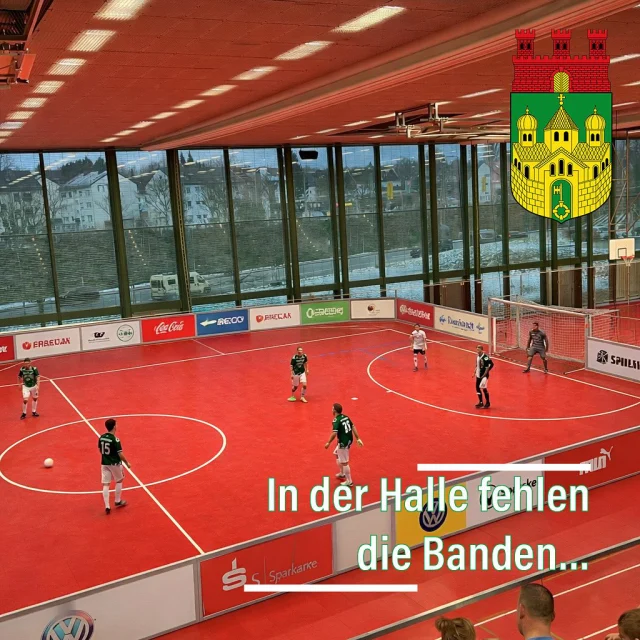 Die Bande fehlt – und der Keeper gehört in seinen Kasten 🙋‍♂️

Das sind wohl die wichtigsten Erkenntnisse, die viele Besucher am Wochenende mit uns geteilt haben 🤝

Die schönsten Zeiten der Recklinghäuser Stadtmeisterschaften liegen inzwischen Jahre zurück. Kaum ein heutiger Aktiver stand damals schon auf dem Court – in der Kuniberghalle, umrahmt von vier Banden: zwei an den Seiten und zwei zusätzlichen hinter den Toren, gesponsert von der Sparkasse 😳

Wir wollen nicht verleugnen, dass es dem einen oder anderen am zweiten Turniertag auch mal schwerfiel, über die Bande zu springen – aber es war eine schöne Zeit… 😉🍻⚽️

Intensiver 4-gegen-4-Hallenfußball, Keeper durften den Strafraum nicht verlassen und der Ball war quasi nie im Aus 💪👏

Am WE haben wir leider das komplette Gegenteil gesehen 😕 Schon im letzten Jahr hätte die „Scheiben-Seite“ eigentlich nicht bespielt werden dürfen, in diesem Jahr passten sogar jeweils zwei Schiedsrichter darauf auf, ob der Ball im Aus ist 🙈

Die Hallenvorgaben wurden damit konsequent umgesetzt – der Spielfluss war komplett dahin. Mit dem eigentlichen Hallenfußball, den man heute fast nur noch bei Auftritten von Traditionsmannschaften im TV sieht, hatte das kaum noch etwas zu tun 😢

Hinzu kommt eine weitere Schwachstelle: der fliegende Keeper. 🤨 Teams mit guter Ballbehandlung nutzen das konsequent aus. Bei anderen spielen sich Keeper und Abwehrspieler minutenlang den Ball hin und her – bis ein Fehler passiert und der Gegner aus der eigenen Hälfte ins leere Tor trifft 🙈

Es ist also Zeit, gemeinsam mit den Vereinen und unserem Bürgermeister @axel.tschersich an einer Idee zu arbeiten, die bereits vor 2 Jahren in der Fachschaft aufkam:
👉 Aufbau eines Hallencourt für diese zwei Tage.

Dazu braucht es eine Prüfung durch Experten, wie so etwas trotz der strengen Auflagen im Campus Vest möglich ist – und vielleicht ist die @sparkasse_vestrecklinghausen ja auch wieder mit an Bord 😉

Denn: Wo ein Wille ist, ist auch ein Weg.

Was bleibt, ist ein riesiges Dank an alle Ehrenamtlichen 🙋‍♂️, die die Turniere überhaupt möglich machen – in diesem Jahr an @fc96recklinghausen und die zusätzlichen Helfer vom @fcleusberg1962 👏👏👏
