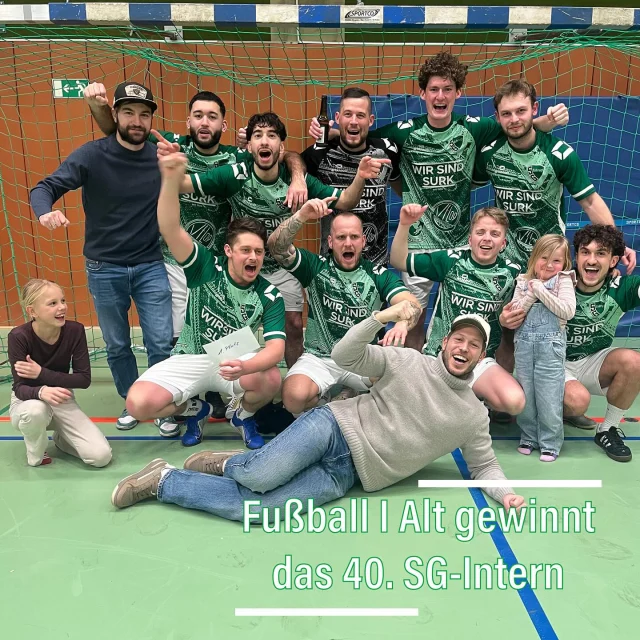 #sgintern #sg #intern #halle #gemeinschaft #verein #zusammen

Das 40. SG Intern war auf jeden Fall gestern eine gelungene Veranstaltung 💚🤍⚽️ - umso härter wenn man selber nicht mitwirken kann 😉😔

Es war ein absolut entspanntes und sportlich faires Turnier 🤝 - egal ob jung, alt, Trainer/Betreuer, ehemalige Kicker wie bei unseren Gästen von der Mittwochsgruppe und dem Team Teske oder auch die Handballer - alle hatten Spaß auf und neben dem Platz 🍻

Sportlich ging es für 8️⃣der 1️⃣1️⃣Teams nach über 6 Stunden ins Viertelfinale.  Für die 🤾🏻 @sgsuderwichhandball reichte es in diesem Jahr leider zu keinem Punkt - dennoch hielten die Jungs und Mädels bis zum Schluss dagegen und bekamen vor allem im abschließenden 4:6 gegen Fußball I Alt jede Menge Applaus 👏 👍 Neben den Handballern reichte es auch für die Teams der Alten Herren (schlechteres Torverhältnis) und Fußball III leider nicht für das Viertelfinale 🤷‍♂️

Im Viertelfinale musste gleich zweimal ein 9️⃣ Meter-Schießen entscheiden - Fußball IV und Fußball I Alt hatten am Ende das bessere Ende für sich! Kurios wurde es dabei vor allem beim Spiel zwischen Fußball Mix II/III und Fußball IV. Einmal bewegte sich Keeper Domenic zu früh, einmal ruhte der Ball nicht 🙈 beide Entscheidungen waren zwar regelkonform🤔, aus Sicht der Jungs von Fußball II/III allerdings extrem kleinlich und daher doppelt ärgerlich 🥺

Die Teams der Mittwochsgruppe um die Vater-Sohn Kombi der Funkes und Fußball I Jung gewannen dagegen souverän und so kam es zu einem eher alten und einem jungen Halbfinale 🙋‍♂️

Im „alten“ HF siegte die Mittwochsgruppe verdient mit 3:1 gegen Fußball IV und nutzte dabei die Fehler der Vierten konsequent aus! Dass es die Vierte mit nur einem Sieg überhaupt ins HF schaffte war schon durchaus schmeichelhaft…😉

Im zweiten HF war die Erste unter sich - Jung (U21) gegen Alt (U26 + Mitch) 😳 In einem spannenden und fairen Duell setzte sich Alt knapp mit 2:1 durch und beendete damit den Durchmarsch von Fußball I Jung - dennoch drückte @buny67_ dem Turnier seinen Stempel auf und erzielte gleich mehrere sehenswerte Treffer ⚽️🔥
