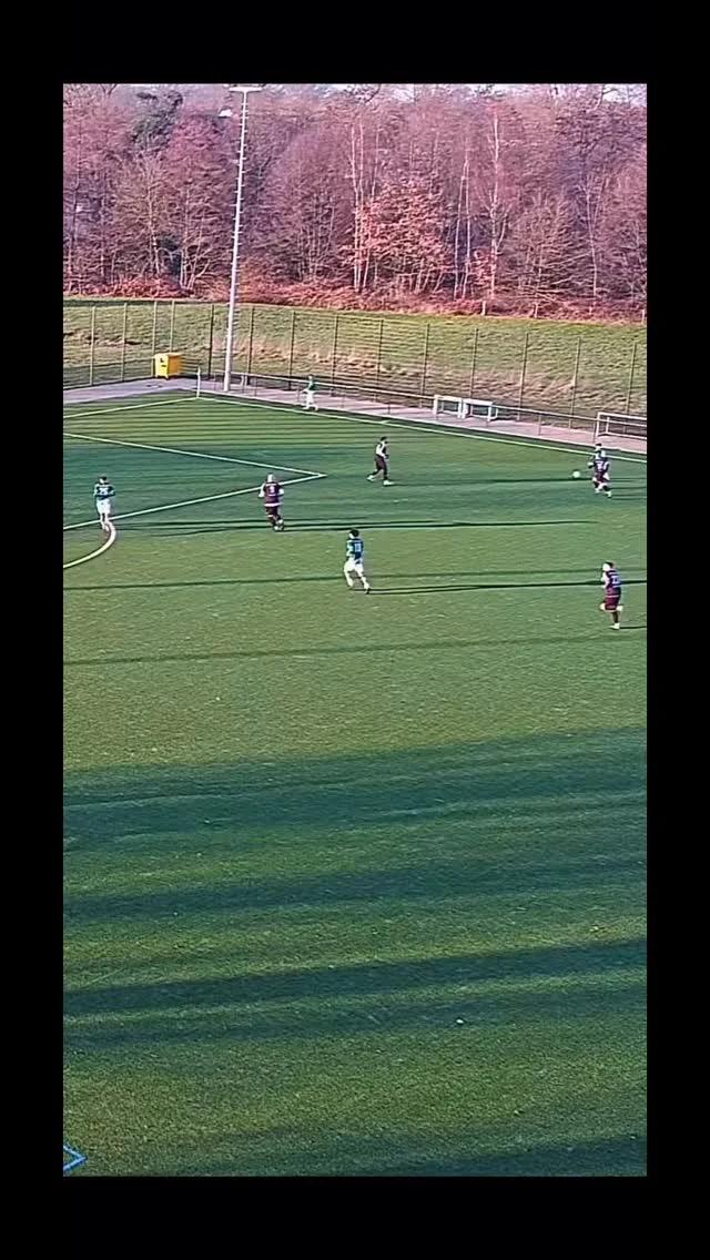 #senioren #erste #vorbereitung #testspiel

Unsere Erste war heute Nachmittag das erste Mal in 2026 auf dem Feld aktiv. Gegen den B-Ligisten @etg_fussballabteilung gab es einen 3:0 (0:0)-Erfolg 👍

Mit Burak stand einer unserer Winterneuzugänge in der Startelf, Fynn, Timo und Fabian kamen alle zu Beginn der zweiten Hälfte ins Spiel 💚🤍

Nach torloser erster Hälfte nutzte Erik fünf Min nach der Pause einen Abwehrfehler der Gäste und staubte zum 1:0 ab ⚽️

Und nur 5 Min später nutzte Fabian einen langen Ball in die Spitze und vollendete sehenswert per Hacke zum 2:0 🔥 Und 10 Min vor dem Ende legte Timo dann quer und Fabian erzielte den Doppelpack zum 3:0-Endstand 👍

Weiter geht’s für unsere Erste dann am Donnerstag um 19.30 Uhr bei @gwe_1926 🙋‍♂️

#wirsindsurk #zusammenhalt #teamgeist