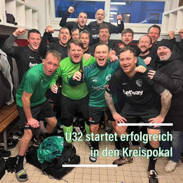 #alteherren #ü32 #kreispokal #asche #auswärtssieg 

Unsere Ü32 ist heute Nachmittag erfolgreich in den diesjährigen Kreispokal gestartet 💪

Bei den @sf_stuckenbusch siegten unsere Jungs absolut verdient mit 2:0 (0:0) 👏 Für die meisten war es das erste Spiel auf Asche seit vielen Jahren, dennoch zeigten unsere Jungs dass sie auch im hohen Alter noch mit der Kugel umgehen können 😉

Nur der Führungstreffer wollte in der ersten Hälfte nicht fallen, trotz vieler Chancen blieb es beim 0:0 zur Pause 🤷‍♂️ Nach dem Wechsel erhöhten unsere Jungs den Druck und zehn Min nach der Pause besorgte Sascha das verdiente 0:1 ⚽️ Nach einer knappen Stunde erzielte Michel dann die 0:2-Vorentscheidung! Trotz weiterer Chancen blieb es beim 0:2 🙏

In der nächsten Runde müssen unsere Jungs @westfalia_gemen antreten, die sich mit 1:0 beim @tusvelen1925 durchsetzten.

Unsere Ü40 wartet in der 2. Runde auf den Sieger zwischen den @old_boys_waltrop und @tushenrichenburg . 🙋‍♂️

Unsere Ü50 trifft im Achtelfinale auf den Titelverteidiger SG @djkspvggherten1907 / @spvgg.erkenschwick .

wirsindsurk zusammenhalt teamgeist