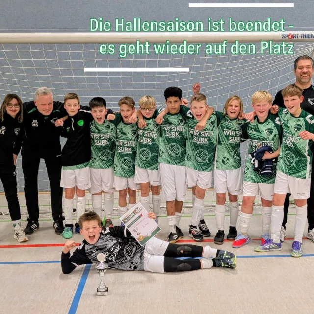 #jugend #halle #feld #rückrunde #platztausch

Für unsere Jugend ist die Hallensaison beendet - ab heute geht es wieder auf den Platz ⚽️

Zum Abschluss erreichte unsere D-Jugend am letzten WE einen starken 3. Platz beim Hallenturnier der @djksportfreundedatteln und stellte mit Julian auch den Torschützenkönig 🔥

Heute stehen dann wieder Spiele der Rückrunde an. Gleich zweimal hilft uns der Kunstrasen und sowohl das Spielefest der F-Jugend um 10 Uhr als auch das Spiel der A2 um 17 Uhr gegen @etg_fussballabteilung wurde kurzfristig zur Lülfstrasse verschoben. 🤝

Auch für unsere D und C-Junioren geht es mit einem Heimspiel los. Die D-Jugend empfängt um 13:30 @swroellinghausen1923ev U13 und die C-Junioren um 15 Uhr @teutoniasuswaltrop II.

Unsere B-Jugend startet um 16.30 Uhr beim @ssc_recklinghausen 🙋‍♂️

Unsere Ü32 spielt zudem in der ersten Runde des Kreispokals um 16 Uhr bei den @sf_stuckenbusch Während der Ascheplatz für die Kreisliga wohl nicht bespielbar ist, scheint es für den Kreispokal wohl zu reichen 🤔

Wir wünschen allen Teams viel Erfolg 🍀 

wirsindsurk zusammenhalt teamgeist