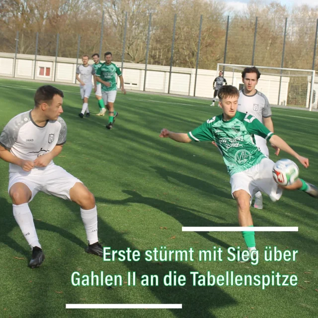 #senioren #heimspiel #tabellenspitze #zuNull

Unsere Erste hat sich heute mit einem ungefährdeten 4:0 (3:0)-Sieg über den @tus_gahlen_1912 II an die Tabellenspitze der Kreisliga A2 gesetzt 😳💪 Dabei profitieren unsere Jungs vom Ausrutscher des bisherigen Spitzenreiter @teutoniasus , der mit 1:2 gegen @genclikspor_re1994 verlor 🤷‍♂️

Unsere Jungs drückten Gahlen von Beginn an in die eigene Hälfte und @65.luiis verpasste die frühe Führung mit einem Lattenschuss nur knapp. @noahtlkmp besorgte dann nach einer Viertelstunde die überfällige 1:0 ⚽️ Führung! Knappe zehn Min später erhöhte @erik.rottmann im Nachsetzen auf 2:0 und gute fünf Min vor der Pause verwandelte er einen Freistoß direkt zur 3:0-Halbzeitführung 💪

Nach einer Stunde schnürte dann auch Noah den Doppelpack 🔥 und erhöhte auf 4:0. Im Anschluss hatte er sogar den dritten Treffer auf dem Fuß und auch Luis scheiterte erneut am Aluminium 😕 So blieb es beim 4:0 und dem zweiten Sieg im zweiten Spiel der Rückrunde 👏👏

Unsere Zweite hielt gegen den Tabellenzweiten @djksportfreundedatteln über weite Strecken gut mit, aber in den entscheidenden Situationen vor dem eigenen Tor waren die Gäste einfach entschlossener 🤷‍♂️ So nutzten die Gäste gleich zweimal eine undurchsichtige Situation vor unserem Tor und gingen mit 2:0 in Führung. Nach dem Wechsel sorgte ein Doppelschlag nach gut einer Stunde für die endgültige Entscheidung 🤔 Fünf Min vor dem Ende trafen die Gäste dann zum 0:5-Endstand.

Unsere Dritte musste erneut einige Ausfälle verkraften und unterlag mit 1:6 (1:3) gegen die SF III. Die Gäste nutzen einen Doppelschlag zur schnellen 0:2-Führung und erhöhten bereits nach 10 Min auf 0:3. Unsere Jungs ließen sich aber nicht hängen und Mo verkürzte noch vor der Pause auf 1:3 ⚽️

Aber auch hier führte ein Doppelschlag nach einer Stunde zur Entscheidung - gut 20 Min vor dem Ende erzielten die Gäste gar den 1:6-Endstand 🤔

#wirsindsurk 💚🤍💪

P.S. Leider hat das große Objektiv den Geist aufgegeben und so heute nur ein paar Bilder mit dem „Kleinen“… 🙈