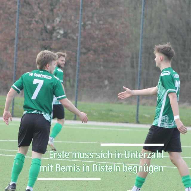 #meisterschaft #senioren #punktverlust #fünfkampf

Es hätte ein perfekter Spieltag für unsere Erste werden können, am Ende ist aber wohl @svborussiaahsen der große Gewinner des Spieltags 🤷‍♂️

Für unsere Jungs sah es lange nach einem Auswärtssieg bei @vestia_disteln II aus. Als sich die Zuschauer schon auf ein torloses Remis zur Pause eingestellt hatten, traf @fynnswzz in der Nachspielzeit mit seinem ersten Treffer nach der Rückehr zum verdienten 0:1 ⚽️

Als @joshua.dnk dann nach einer knappen Stunde zum 0:2 traf, sah es nach den nächsten drei Punkten aus, doch eine gelb-rote Karte nach gut 65 Min brachte die Gastgeber zurück ins Spiel. 🙈

Trotz Unterzahl hielten unsere Jungs den Vorsprung bis kurz vor Schluss, doch dann nutzte Disteln drei Minuten vor dem Ende einen Fehler im Mittelfeld zum 1:2-Anschlusstreffer und glich in der Nachspielzeit sogar noch zum 2:2 aus 🥺 Im Anschluss hätten wir noch fast das 2:3 erzielt, aber genau wie bei zwei vorherigen Lattentreffern fehlte heute irgendwie das Quäntchen Glück 🤷‍♂️

Durch die Siege von Ahsen gegen Waltrop und Stuckenbusch gegen Röllinghausen, stehen wir nun mit Rölle und Ahsen punktgleich an der Spitze 🤔Es deutet alles auf einen Fünfkampf bis zum Ende der Saison hin 😳

Und @svborussiaahsen_diezweite hatte auch beim Spiel gegen unsere Zweite gut lachen. Unsere Jungs erwischten einen rabenschwarzen Tag und verloren mit 0:7 (0:2) 🤨 Die Dattelner führten bereits nach zehn Minuten mit 2:0 und sorgten mit einem weiteren Doppelpack fünf Min nach der Pause für die Vorentscheidung 😔 Im Laufe der zweiten Hälfte erhöhte Ahsen dann sogar noch auf sieben Treffer, in der Tabelle beträgt der Abstand zu Eintracht Waltrop aber immer noch satte 14 Punkte 🙏

Bei der Dritten haben wir uns sehr gefreut, dass Mohamed nach seiner schweren Verletzung erstmals wieder im Kasten stand 💪 Am Ende kehrten unsere Jungs mit einem Punkt aus dem Hohenhorst zurück! Kerem glich die frühe Führung des @fc96recklinghausen III nach einer Stunde aus und sorgte somit für den 1:1-Endstand ⚽️