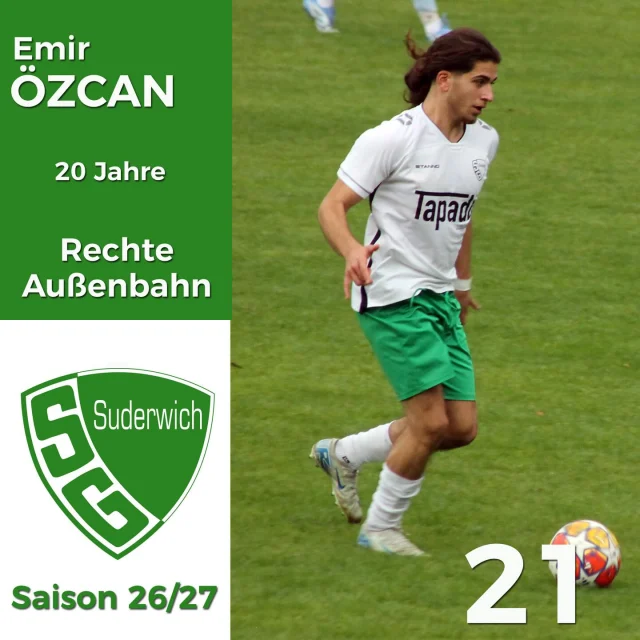 #erste #saison2627 #kader #abwehr #nachwuchs

So weiter geht’s mit unsere Defensive- zweimal Nico hatten wir schon - heute geht’s weiter mit Emir 💚🤍

@emir.ocn war einer der wenigen Spieler der Zweiten aus der Saison 24/25 der die Herausforderung weiterhin in Surk suchte und zur Ersten aufrückte 💪

Er wechselte 2023 von der @stimbergschmiede in unsere A-Jugend! In der A-Junioren Bezirksliga kam er im Aufstiegsjahr 14 mal zum Einsatz ⚽️

Wie viele andere seiner damaligen Teamkollegen spielte Emir dann in der Saison 24/25 zunächst in unserer Zweiten und kam dort 24 mal zum Einsatz! Zum Ende der Saison feierte Emir im Spiel gegen Disteln II sein Debüt für die Erste und kurz nach seiner Einwechslung fiel sogar noch der späte 3:2-Siegtreffer 👌

„Ja nach dem Aufstieg in die A-Jugend Landesliga bin ich wie die anderen Jungs mit unserem Co-Trainer erstmal in die Zweite gegangen, dann habe ich aber zum Ende der Saison Kontakt mit der Ersten aufgenommen, hab dort mittrainiert und mein erstes Pflichtspiel gemacht. Die Jungs haben mich gut aufgenommen und ich hatte Bock mit der Truppe zu spielen 💪“

Seit dieser Saison ist Emir fester Bestandteil der Ersten, kam aber aufgrund von Sperren bisher erst auf 11 Einsätze. 🤷‍♂️

„Bisher verlief die Saison für die Truppe überragend, leider war ich ingesamt acht Spiele gesperrt, aber die Spiele die ich spielen durfte  waren echt klasse 👍“

Für das aktuelle Team hat Emir nur lobende Worte. „Das Team harmoniert gut und ergänzt sich besonders im Austausch mit Jung & Alt 😀💪“

Wir freuen uns mit Emir einen weiteren jungen talentierten und vielseitig einsetzbaren Spieler in unseren Reihen haben 🤝 

Mach weiter so Emir 💚🤍🙏