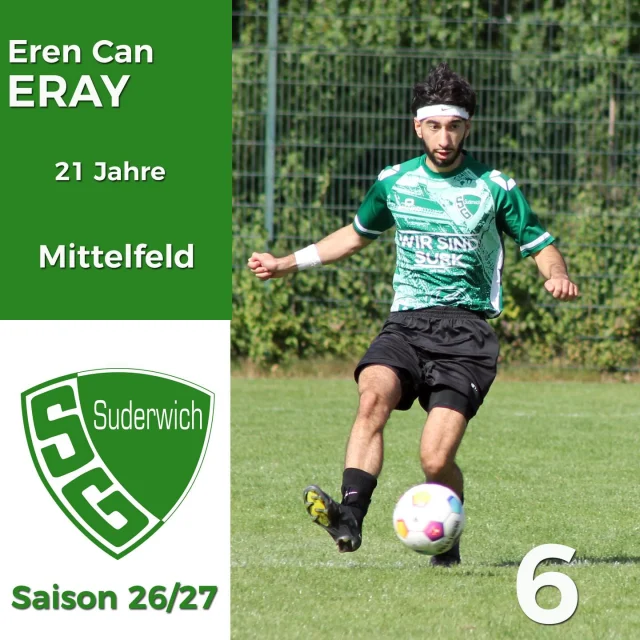 #erste #saison2627 #kader #mittelfeld #15JahreEinVerein

Ein weiterer Surker von klein auf ist @_.eren23 ! 💚🤍🔥 Bereits 2011 begann er im Alter von 6 Jahren bei der SGS mit dem Fußballspielen. Schon damals in der F-Jugend stand er gemeinsam mit seinem heutigen Teamkollegen @fabianplz auf dem Platz 🤝

In den folgenden Jahren durchlief Eren mit vielen seiner heutigen Mitspieler die komplette Jugend in Surk 💪 In der Saison 2022/23 gelang ihm dann mit der A-Jugend der Aufstieg in die Bezirksliga! Parallel dazu sammelte er bereits erste Erfahrungen im Seniorenbereich und feierte sein Debüt in der Ersten bereits am 5. Spieltag beim Heimspiel gegen Ahsen (2:2) 🤝

In seiner ersten Saison kam er direkt auf 9 Einsätze. Seit der Saison 2023/24 ist Eren fester Bestandteil der Ersten und absolvierte bislang weitere 59 Spiele in der Kreisliga A ⚽️

Dass Eren auch in der Saison 2026/27 weiterhin das Surker Trikot tragen wird, war für ihn schnell klar:
„Für mich war die Verlängerung keine schwere Entscheidung, da das Gefüge einfach passt und ich die Truppe ins Herz geschlossen habe 🥰 Der Mix aus Alt und Jung in der Kabine sowie aus Erfahrung und Leichtfüßigkeit auf dem Platz macht einfach Spaß 🔥“

Dabei sieht er noch viel Potenzial in der Mannschaft:
„Unser Ziel muss es sein, die junge Mannschaft zusammenzuhalten und weiter reifen zu lassen, um langfristig erfolgreich zu sein 🍀“

Wohin die Reise letztlich geht, bleibt abzuwarten – Eren will auf jeden Fall seinen Teil dazu beitragen:
„Ich bin gespannt, wo es nach dem Umbruch im letzten Sommer hingehen kann 🤷‍♂️ In meiner mittlerweile vierten Saison möchte ich auch den ganz Jungen helfen, sich im Herrenbereich zu etablieren 🤝“

Wir freuen uns sehr, dass Eren bereits seit 15 Jahren das Surker Trikot trägt – und haben wenig Zweifel daran, dass 2031 auch die 20 Jahre vollgemacht werden 😜💚🤍