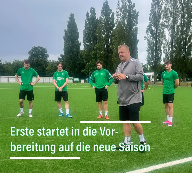 #senioren #saison2627 #auftakt #vorbereitung #wirsindsurk 

Unser Coach „Stoffel“ Meyer bat unsere Erste heute erstmals auf den Platz und gab den Startschuss für die Vorbereitung auf die Saison 26/27⚽️💪

Das erste Testspiel der neuen Saison ist dann gleich das Viertelfinale der STM gegen Meister @swroellinghausen1923ev . Das Spiel findet am 15.07. um 20 Uhr auf der Anlage der @etg_fussballabteilung statt. Einen Tag später spielt dann auch unsere Zweite an gleicher Stelle um 18.30 Uhr ihr Viertelfinale gegen den @fc96recklinghausendiezweite .

Weitere Testspiele der Ersten sind auswärts bei der ETG (26.7. 15 Uhr), beim @susolfen_erste (2.8. 15 Uhr) sowie beim @fcfrohlinde_official (16.8. 15 Uhr). Am 9.8. um 15 Uhr empfangen unsere Jungs zudem @svtitaniaerkenschwick . 

Die weiteren Spiele bis zum späten Saisonstart am 23.08. hängen vom Abschneiden bei der STM und der Auslosung des Kreispokals ab 🤔

Unsere Zweite bestreitet in der Vorbereitung drei Heimspiele gegen den @svwanne11 II (22.7. 19 Uhr), @tushenrichenburg II (26.7. 13 Uhr) und den @sv_altenbochum01 III (02.08. 13 Uhr). Zudem spielen unsere Jungs zweimal auswärts bei @djk.germania.lenkerbeck (19.7. 15 Uhr) und @sv_rhenania II (9.8. 13 Uhr).