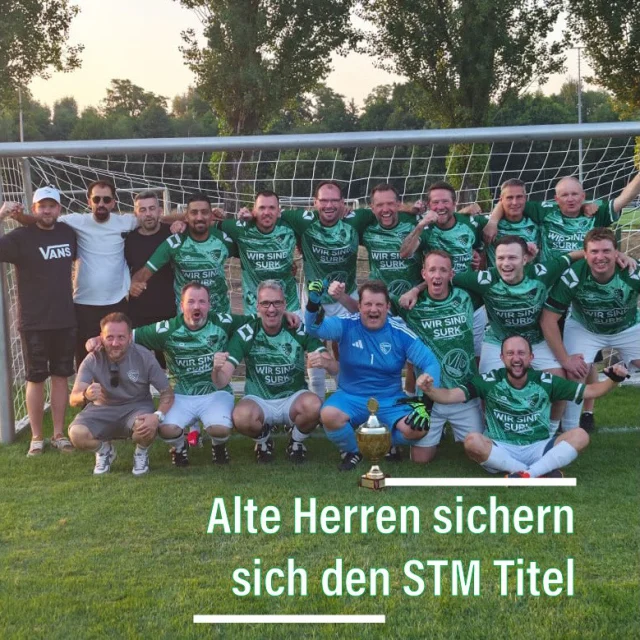 #alteherren #stadtmeister #lülfstrasse #recklinghausen #wirsindsurk

Thomas, dieser Titel war auch für dich. 💚🤍😇

Unsere Alten Herren sind Stadtmeister der Ü40! 🏆 Gestern Abend gewannen wir an der Lülfstraße das Finale gegen den Titelverteidiger @fc96recklinghausen mit 5:4 nach 9m-Schießen. 💪

Vor unserem 1. Spiel gedachten wir mit einer Schweigeminute unserem Sportskameraden Thomas M., der vor gut einem Monat völlig unerwartet im Alter von nur 61 Jahren von uns gegangen ist. 🤍🕯️

Sportlich sah es zunächst allerdings alles andere als nach einem Titelgewinn aus. Trotz zahlreicher Chancen kamen wir gegen die in Minimalbesetzung angetretene @etg_fussballabteilung nicht über ein 0:0 hinaus. Im zweiten Gruppenspiel folgte eine 0:1-Niederlage gegen den FC 96. Ohne eigenes Tor erreichten wir das HF nur aufgrund der besseren Tordifferenz 😳 Die kurzfristige Absage der SG Hillen bedeutete zudem, dass in Gruppe A lediglich drei Teams an den Start gingen. 🙈🥺

Im HF gegen die @sf_stuckenbusch/Hochlarmark zeigten unsere Jungs ein anderes Gesicht. Die Jungs vom Leiterchen hatten sich mit 3 Siegen und ohne Gegentor souverän den Gruppensieg gesichert. Doch @kreisliga_terodde erzielte das goldene Tor zum 1:0 und schoss uns ins Finale. ⚽️💪

Dort wartete – wie schon im vergangenen Jahr – erneut der FC 96, der bis dahin ebenfalls noch ohne Gegentor geblieben war. 2 Minuten vor Ende ging der FC mit 1:0 in Führung und schien bereits wie der sichere Sieger. Doch mit der allerletzten Aktion des Spiels traf Widdi sehenswert zum umjubelten 1:1. 🔥

Im anschließenden 9m-Schießen wurde es dramatisch. @bennyoppenberg machte seinem Ruf als Elfmeterkiller alle Ehre. 🙏 Zwar trafen von unseren ersten fünf Schützen nur @linerleo und Maik, doch auch Benny hielt wie sein Gegenüber drei Versuche. In der Entscheidung behielten Arek und @tolli1978 die Nerven und verwandelten ihre 9m. Mit seinem insgesamt vierten gehaltenen 9m machte Benny schließlich den Titel perfekt. 🏆💚🤍

Ein großes Dankeschön an alle teilnehmenden Teams für einen äußerst fairen Wettbewerb. 🤝 Ebenso bedanken wir uns bei allen Helfern, die für einen rundum gelungenen und entspannten Fußballabend gesorgt haben. 🥤🍻🌭