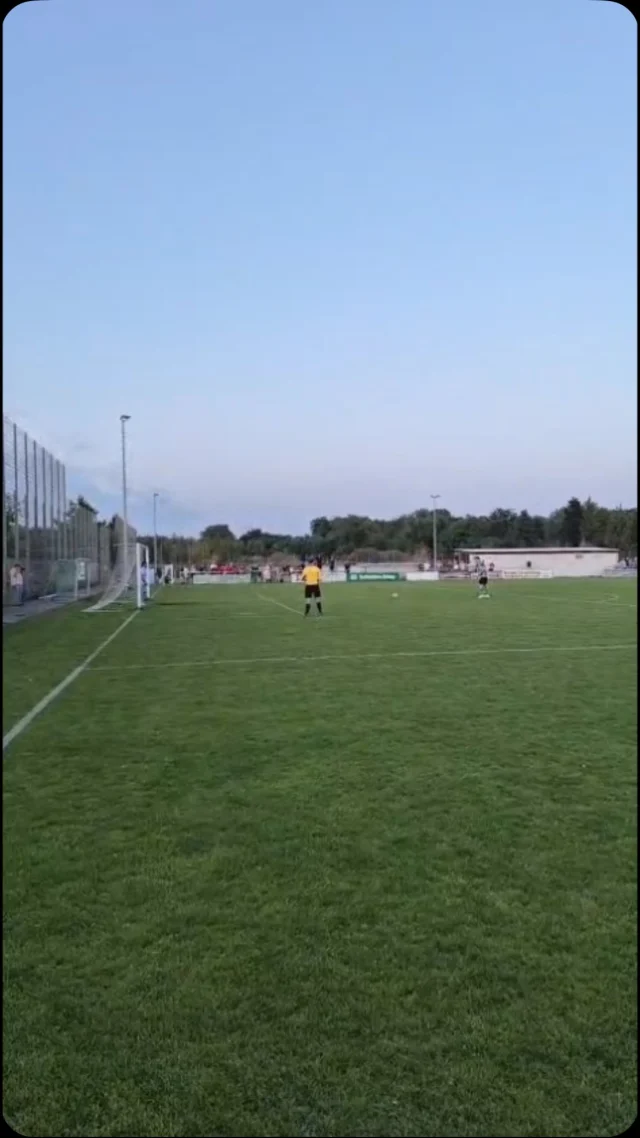 #senioren #erste #STM #halbfinale #elfmeterschiessen 

Unsere Erste zog heute Abend mit einem 5:4 (1:1) Sieg über @swroellinghausen1923ev ins Halbfinale der STM ein 💪

@joshua.dnk brachte unsere Jungs nach knapp 10 Min in Führung ⚽️, Röllinghausen glich eine Minute vor dem Ende zum 1:1 aus 😌

Im Elfmeterschießen sah dann SWR schon wie der sichere Sieger aus und hatte beim 4:2 bereits zwei Matchbälle, nachdem nur @_.eren23 getroffen hatte. Doch zunächst ging der Ball drüber, dann hielt @mitch_19.19 unsere Jungs im Spiel 💪 Unsere Jungs zeigten sich jetzt sicher und glichen durch @noahtlkmp und @fynnswzz noch zum 4:4 aus 👍

Nachdem dann auch der dritte Elfer von SWR nicht ins Tor ging, machte @fabi_k04 den Deckel drauf und traf zum 5:4 🔥

Im HF treffen unsere Jungs am Samstag auf dem @fc96recklinghausen die sich ebenfalls erst im Elfmeterschießen gegen die SG Hillen durchsetzten 😳

Im anderen HF stehen sich der @svhochlar1928 und Gastgeber @etg_fussballabteilung gegenüber 🙋‍♂️

Glückwunsch an unsere Jungs zu einem gelungenen Auftakt 💚🤍💪