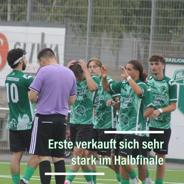 #senioren #STM #halbfinale #vorBereitung #wirsindsurk

Unsere Erste hat sich heute im Halbfinale gegen den Bezirksliga-Meister @fc96recklinghausen teuer verkauft, musste sich am Ende aber mit 1:3 (1:0) geschlagen geben. 🥺

In der ersten Halbzeit hielten unsere Jungs stark dagegen. Der FC96 hatte zwar mehr Ballbesitz, kam damit aber kaum gefährlich vor unser Tor. Nach einer halben Stunde belohnte @fynnswzz den mutigen Auftritt unserer Mannschaft mit dem  1:0. ⚽️💚🤍

Nach dem Seitenwechsel brachten wir den FC96 leider mit einem Geschenk zurück ins Spiel. Ab der 60. Minute mussten unsere Jungs nach einer Gelb-Roten Karte zudem in Unterzahl weiterspielen. 🙈

Eigene Offensivaktionen wurden dadurch selten, defensiv stand unsere Mannschaft aber weiterhin kompakt und ließ lange Zeit wenig zu. Erst fünf Minuten vor dem Ende nutzte der Favorit ein Gewühl im Strafraum zum 2:1. In der Schlussminute fiel schließlich noch das 3:1. 😔

Damit zieht der FC96 ins Finale ein und trifft dort auf den @svhochlar1928 , der sich im zweiten Halbfinale deutlich mit 7:0 gegen die @etg_fussballabteilung durchsetzen konnte. 😳

Zum Schluss wünschen wir dem verletzten Spieler der ETG alles Gute und eine schnelle Genesung! 🍀💪