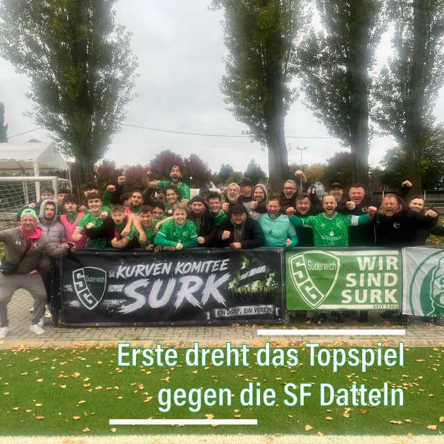 #meisterschaft #senioren #heimspiel #lülfstrasse #wirsindsurk 

Das war definitiv ein denkwürdiger Sonntag an der Lülfstrasse 😳 Im ersten Spiel des Tages trennte sich unsere Zweite in einem irren Spiel mit 7:7 🤔 vom @fcmarl_zweite 

Dabei erwischte unsere Zweite einen Traumstart, spielte sich 40 Min in einen Rausch und führte 6:0 🔥 @kreisliga_terodde traf gleich vier mal, @jxel.987 und @_bomba_456 trafen zwischendurch zum 4:0 und 5:0 ⚽️ 

Das 6:1 wirkte zunächst wie ein Ehrentreffer, doch innerhalb von 5 Min verkürzten die Gäste bis zur Pause noch auf 6:3 und gingen nach einer gelb-roten Karte mit dem Halbzeitpfiff in Überzahl in die zweite Hälfte. 

Und auch hier waren die ersten fünf Min wie verhext - nach 50 Min stand es auf einmal 6:6 🙈 Und als die Gäste nach gut einer Stunde sogar mit 6:7 in Führung gingen, drohte eine historische Niederlage - doch @sascha_funky rettete zehn Min vor dem Ende mit dem 7:7 wenigstens noch einen Punkt…

Danach sahen die Zuschauer ein intensives Kreisliga A Spiel gegen den Tabellenzweiten @djksportfreundedatteln . Unsere Jungs pressten erneut gut, doch die Gäste standen stabil in der Abwehr. Die beste Chance zur Führung hatte @joshua.dnk , doch der Gästekeeper war zur Stelle - so blieb es beim 0:0 zur Pause 🤷‍♂️

Und dann zeigten die Gäste zehn Min nach der Pause einen blitzsauberen Konter! Es ging schnell über außen, überlegt in den Rückraum und dann eiskalt abgeschossen- 0:1 🥹

Doch unsere Jungs zeigten wie schon letzte Woche Moral und spielten weiter nach vorne - und wieder war der Gästekeeper Sieger gegen Joshi. Doch zehn Min nach dem Rückstand war es dann @fynnswzz der nach einer Ecke den Abpraller vom 16er per Aufsetzer ins Netz setzte ⚽️

Und nur zwei Min später war Fynn wieder frei durch, spielte überlegt quer und Joshi vollendete zum 2:1 🎉

Zehn Min vor dem Ende machte es der Schiri nochmal spannend. @buny67_ wurde hervorragend in Szene gesetzt, legte uneigennützig quer und der Ball landete zum 3:1 im Netz. Der Schiri sah aber fälschlicherweise eine Abseitsposition und stellte Büny wegen „Abwinken“ vom Platz 🤔🤔 Doch auch in Unterzahl brachten unsere Jungs das 2:1 nach Hause und bleiben in der Spitzengruppe 🔥
